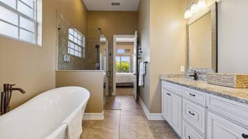 House (3 Bedrooms) | Bathroom | Shower, towels