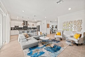 House (6 Bedrooms) | Interior