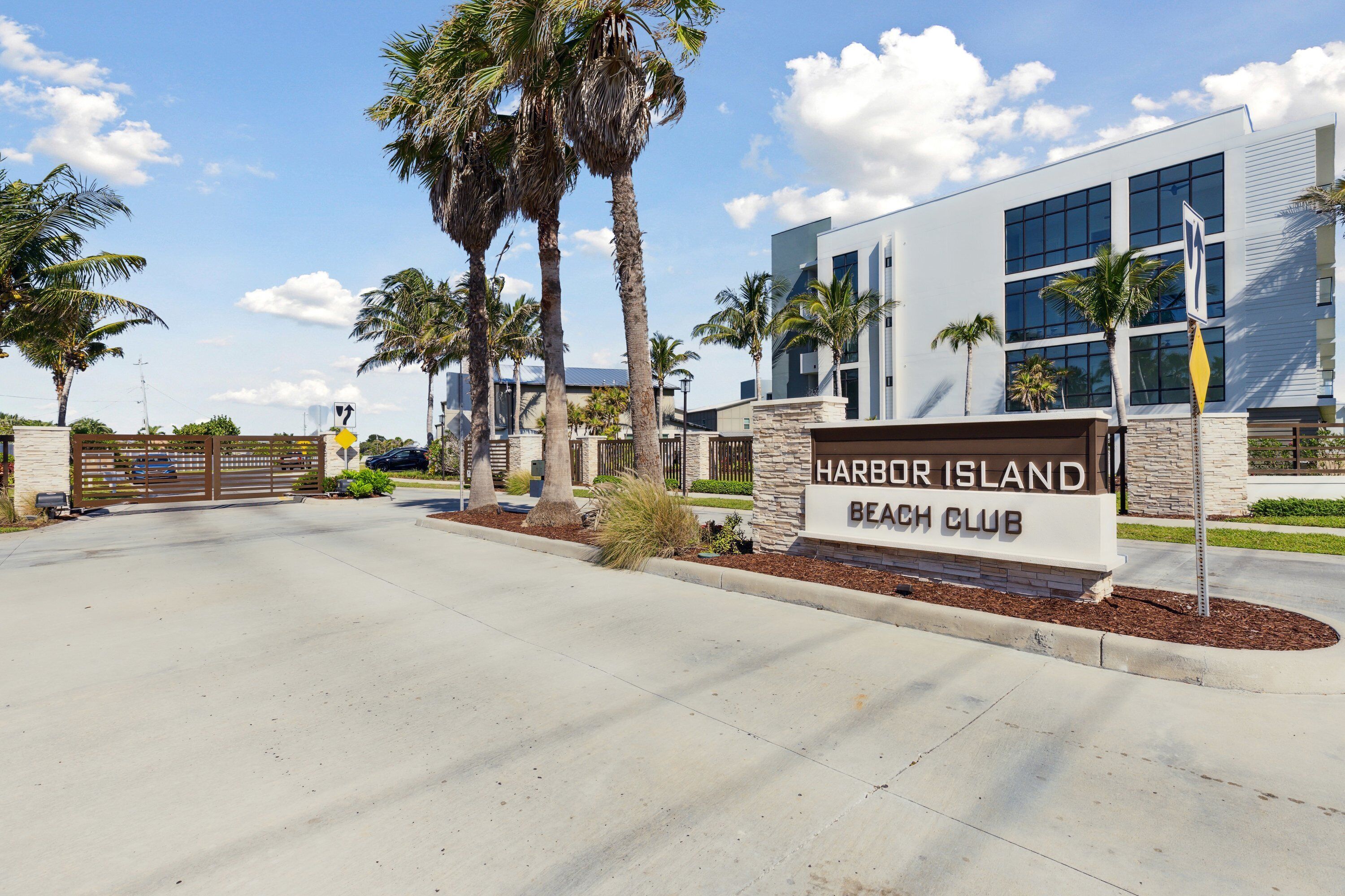 Un edificio moderno con un letrero que dice "Harbor Island Beach Club".