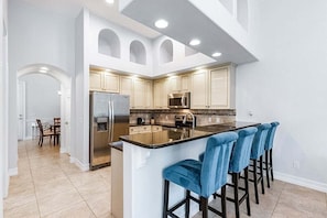 Villa (3 Bedrooms) | Cocina privada | Refrigerador, microondas, horno y parrilla de estufa