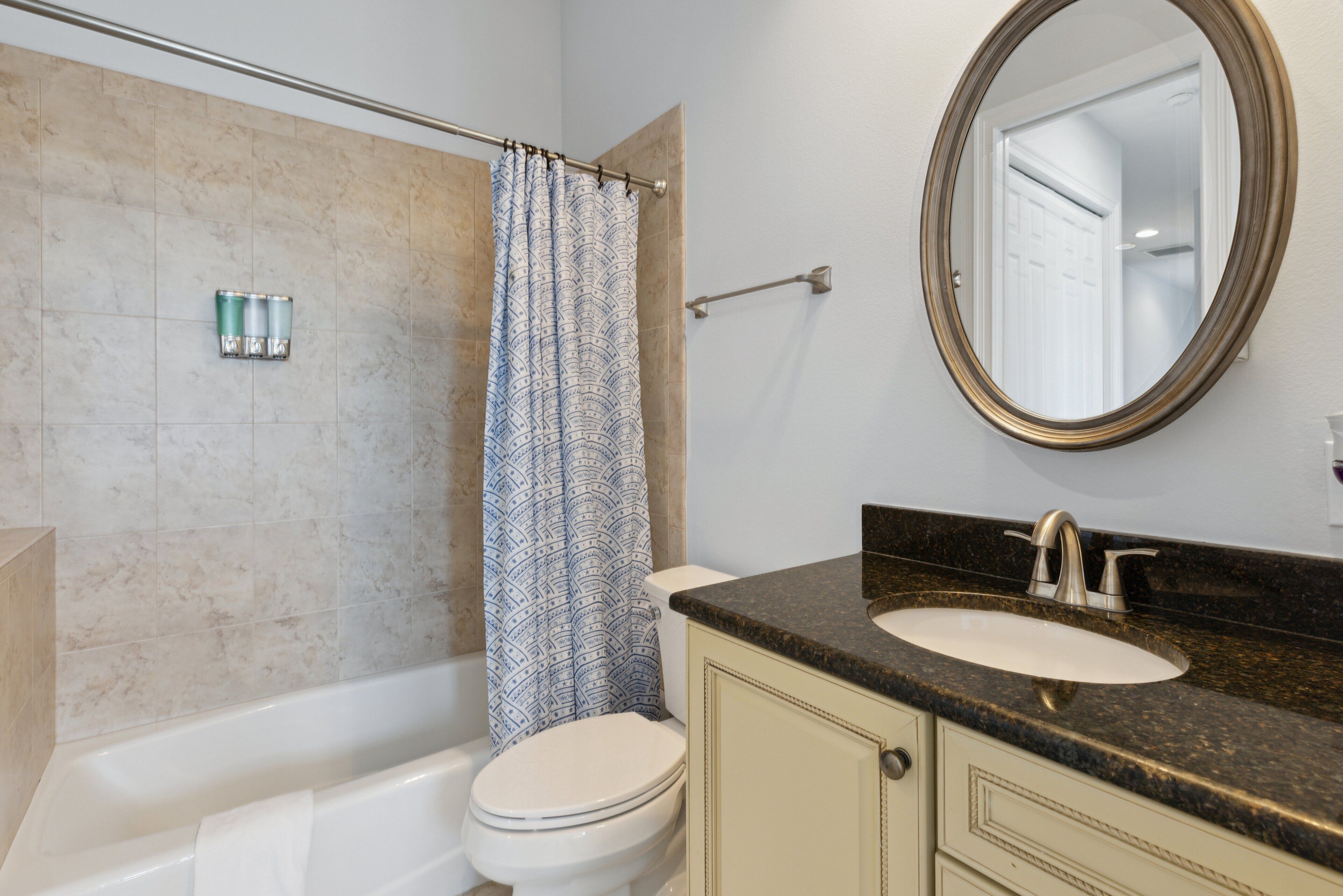 Une salle de bain avec une baignoire, des toilettes et un lavabo.
