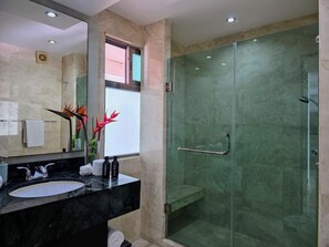 Douche, sèche-cheveux, serviettes fournies, savon