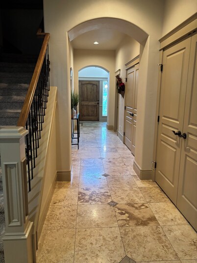 Gorgeous 3-bedroom Villa at the Banbury Golf Course subdivision.