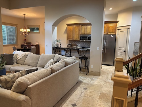 Gorgeous  3-bedroom Villa at the Banbury Golf Course subdivision.