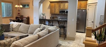 Gorgeous  3-bedroom Villa at the Banbury Golf Course subdivision.