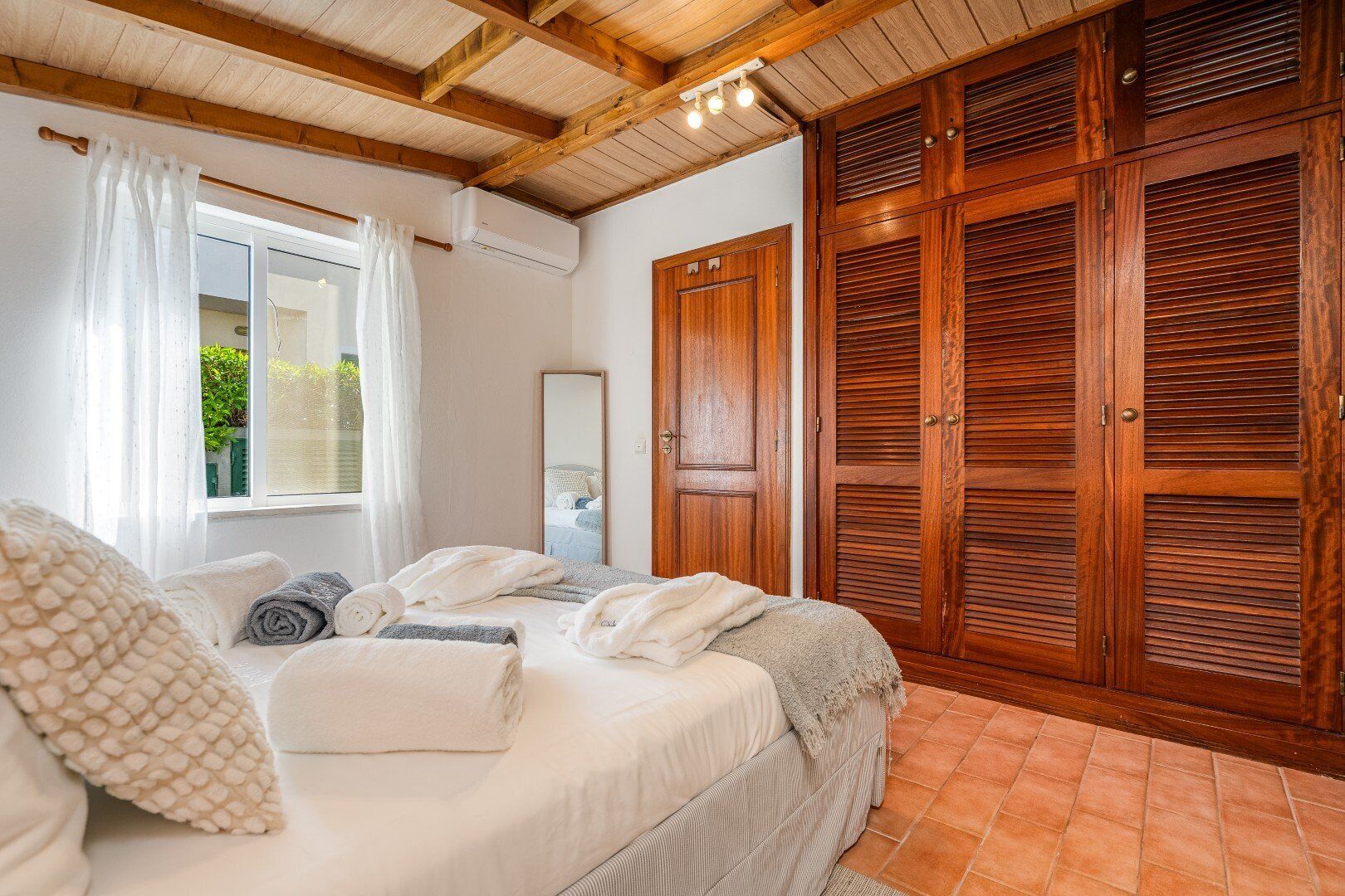 2 slaapkamers, een strijkplank/strijkijzer, internet, beddengoed