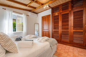 2 bedrooms, iron/ironing board, Internet, bed sheets - The Golden Breeze – Beachside Pool & BBQ Escape (Faro)