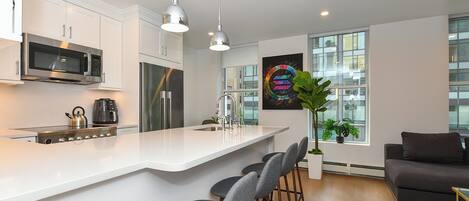 Réfrigérateur, micro-ondes, four, plaque de cuisson