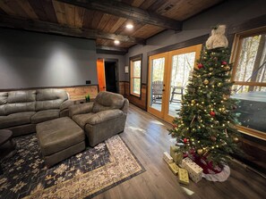 Interior - Holiday Hideaway - Fire Pit, Hot Tub & Mountain Magic (Ellijay)