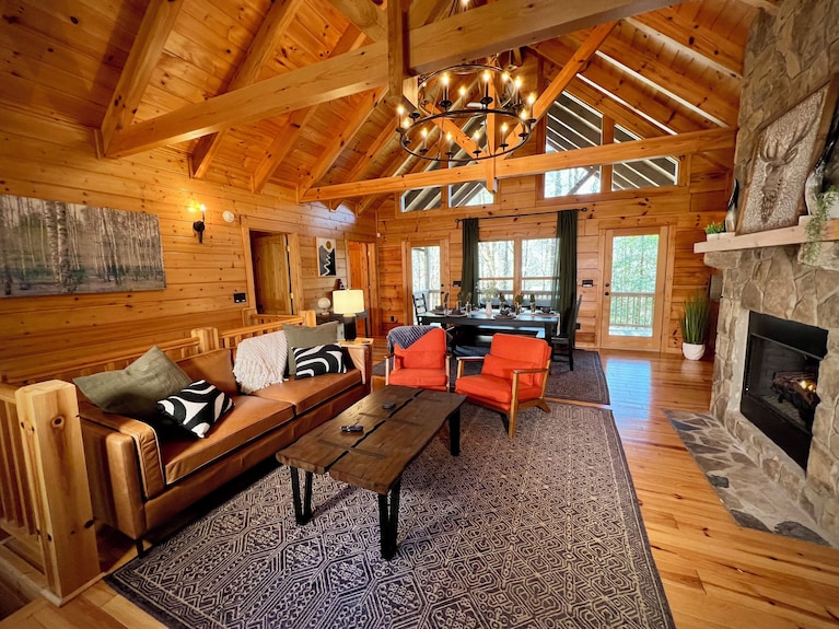 Mountain Hideaway - Hot Tub, Fire Pit, Close To Town - Ellijay, GA