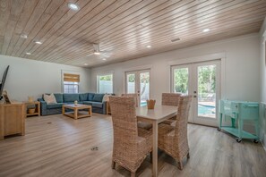 Interior - NEW LISTING!!! QUIT 'N TIME - 5BD, LRG PRIV POOL & PATIO, WLK TO SEASIDE & BEACH (Santa Rosa Beach)