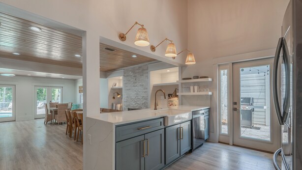 A spacious kitchen with a large island, modern appliances, and a view to the outside. - NEW LISTING!!! QUIT 'N TIME - 5BD, LRG PRIV POOL & PATIO, WLK TO SEASIDE & BEACH (Santa Rosa Beach)