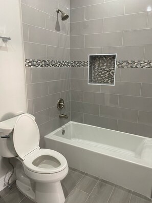 Haartrockner, Handtücher, Seife, Toilettenpapier