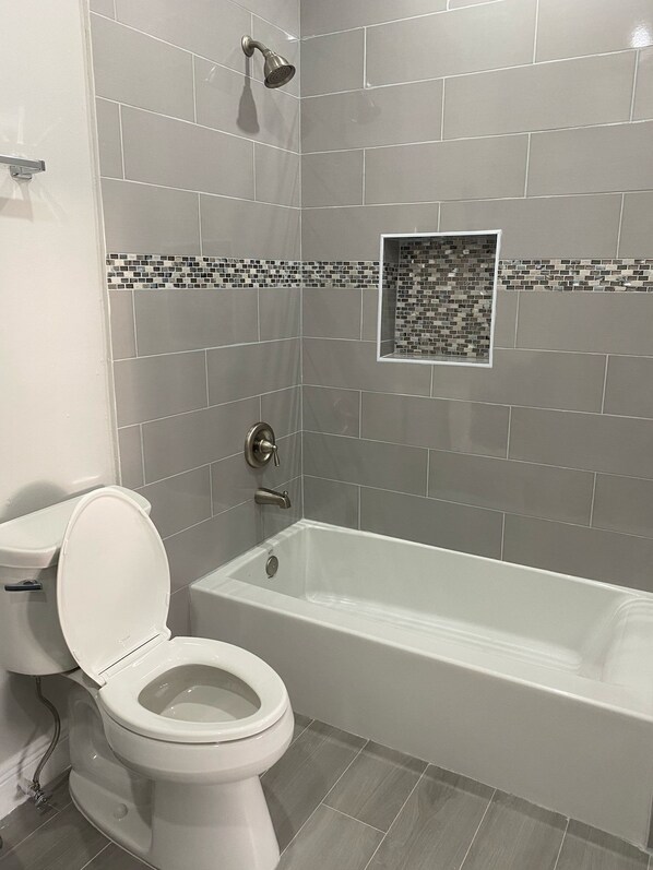 Séchoir à cheveux, serviettes fournies, savon, papier de toilette