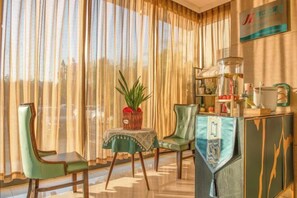 Lobby-lounge
