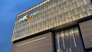 A modern building with a glass facade and a logo on the top. - Jinjiang Inn (LinyiWanxianghui Railway Station Hotel) (Linyi)