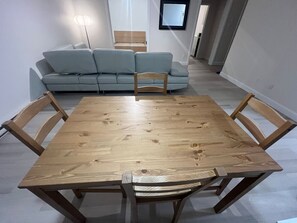 Interior - 14 min to YQB Airport: EV Charger +Fully Furnished (Québec)