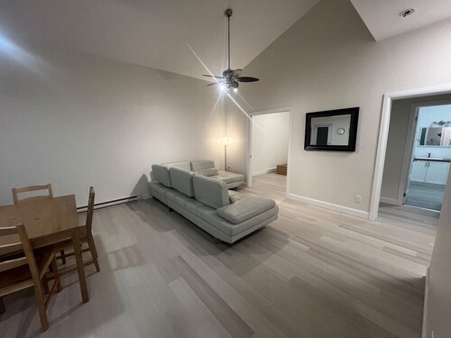 14 min to YQB Airport: EV Charger +Fully Furnished
