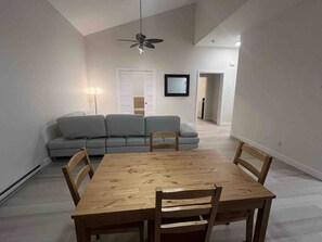 Dining - 14 min to YQB Airport: EV Charger +Fully Furnished (Québec)