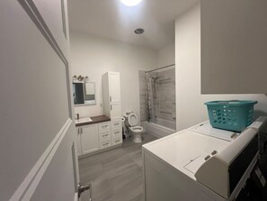 Bathroom - 14 min to YQB Airport: EV Charger +Fully Furnished (Québec)