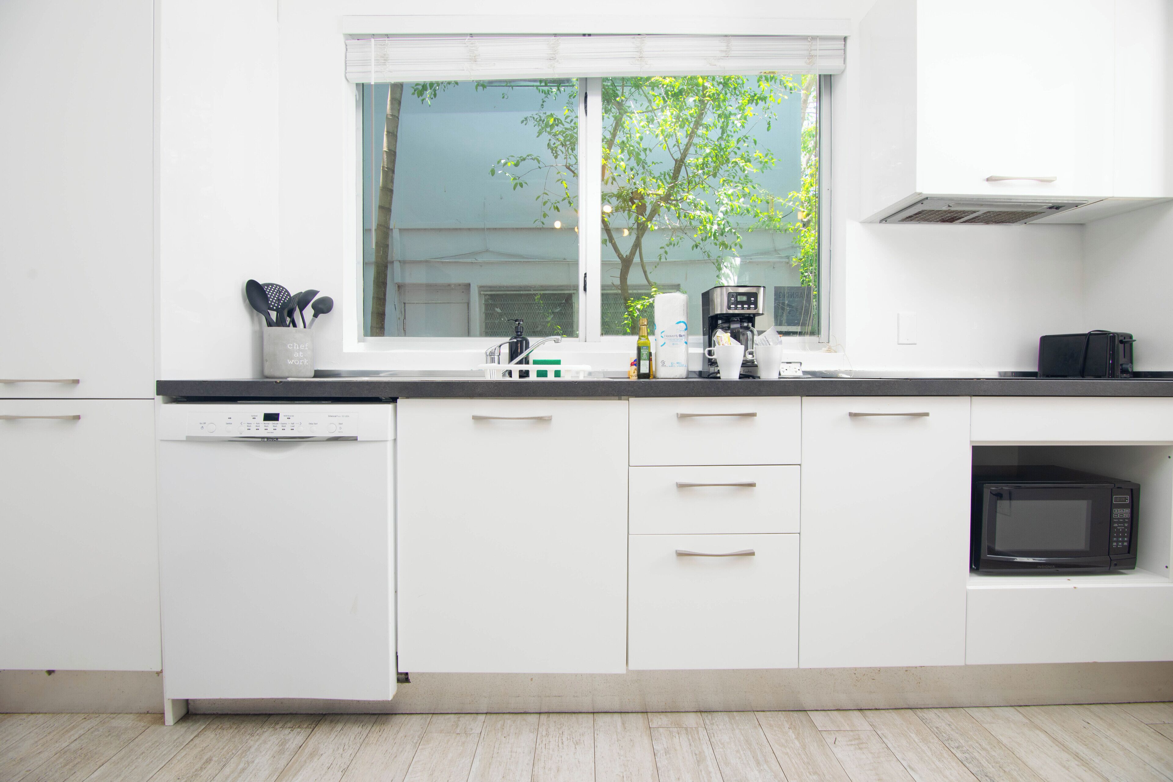 Frigorífico grande, microondas, placa de cocina y lavavajillas