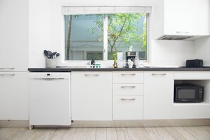 Full-size fridge, microwave, stovetop, dishwasher - Boutique Apartments SoBe (Miami Beach)