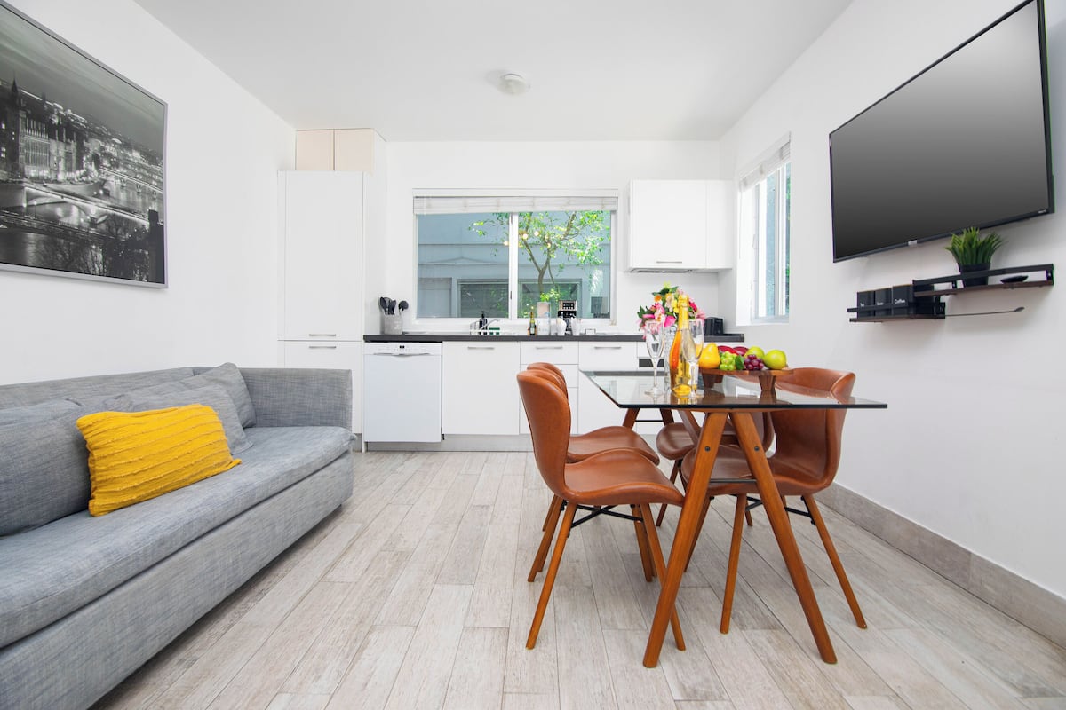 Familie appartement | Woonruimte | Een lcd-televisie