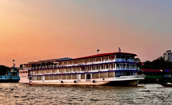 Exterior - Oasis Floating Hotel Yangon (Yangon)