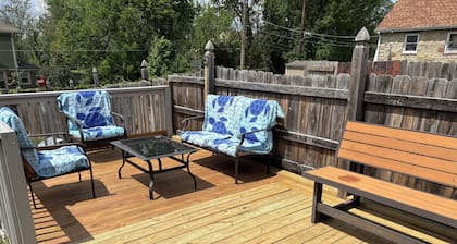 Spacious Charming Md-twn, 2Sty, 8-10Bd, Deck/Patio, Wi-Fi, Laundry N Heart of KC