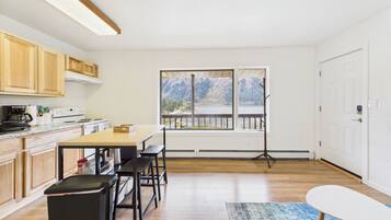 Fridge, oven, stovetop, coffee/tea maker