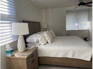 2 bedrooms, iron/ironing board, WiFi, bed sheets - Charming 2-bedroom condo in fabulous Longboat Key with AC, WiFi (Longboat Key)