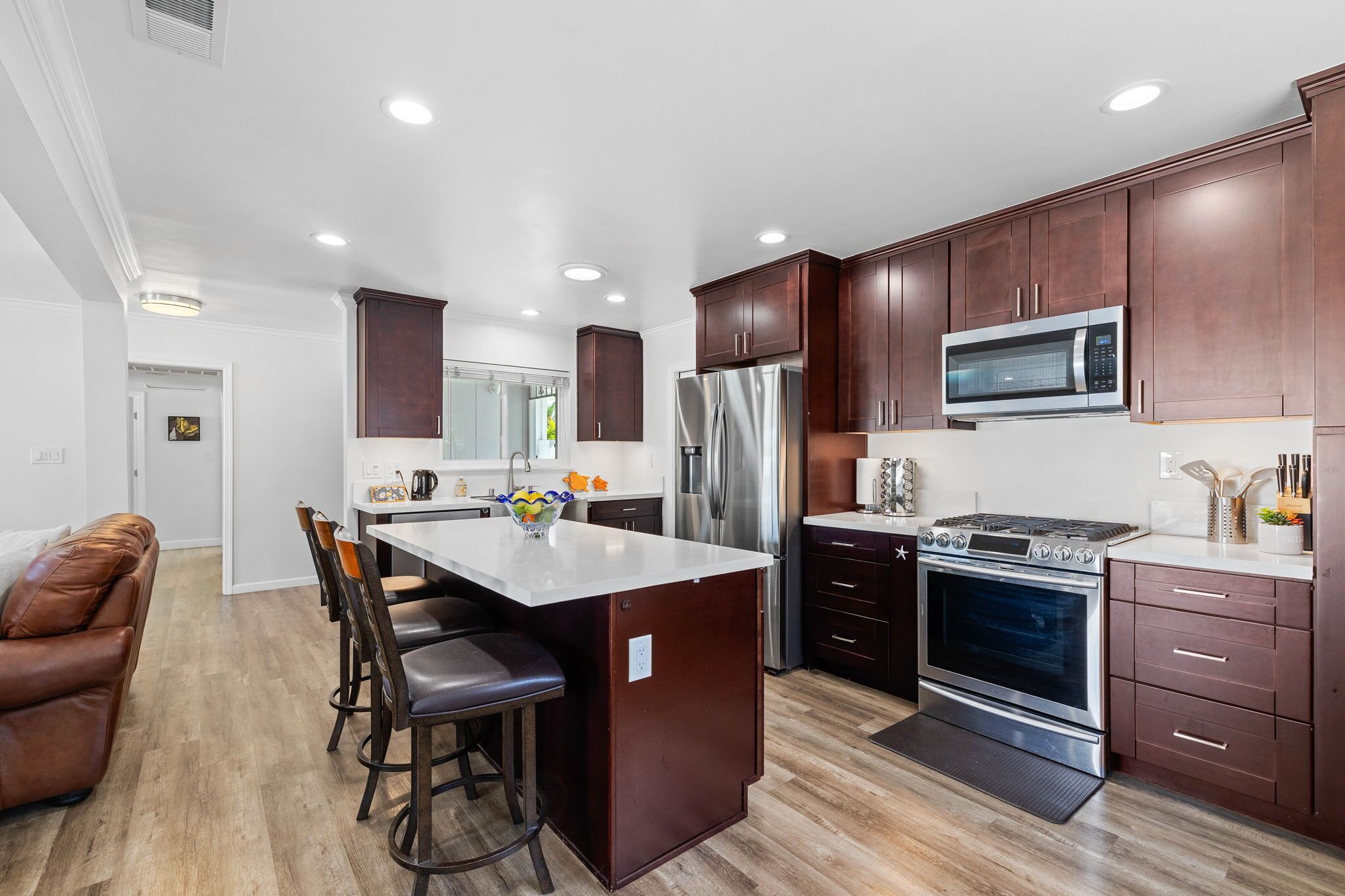 Jääkaappi, mikroaaltouuni, uuni, liesi