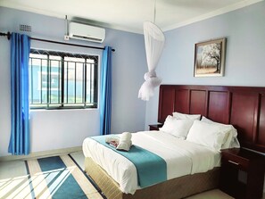 3 bedrooms, desk, iron/ironing board, travel cot