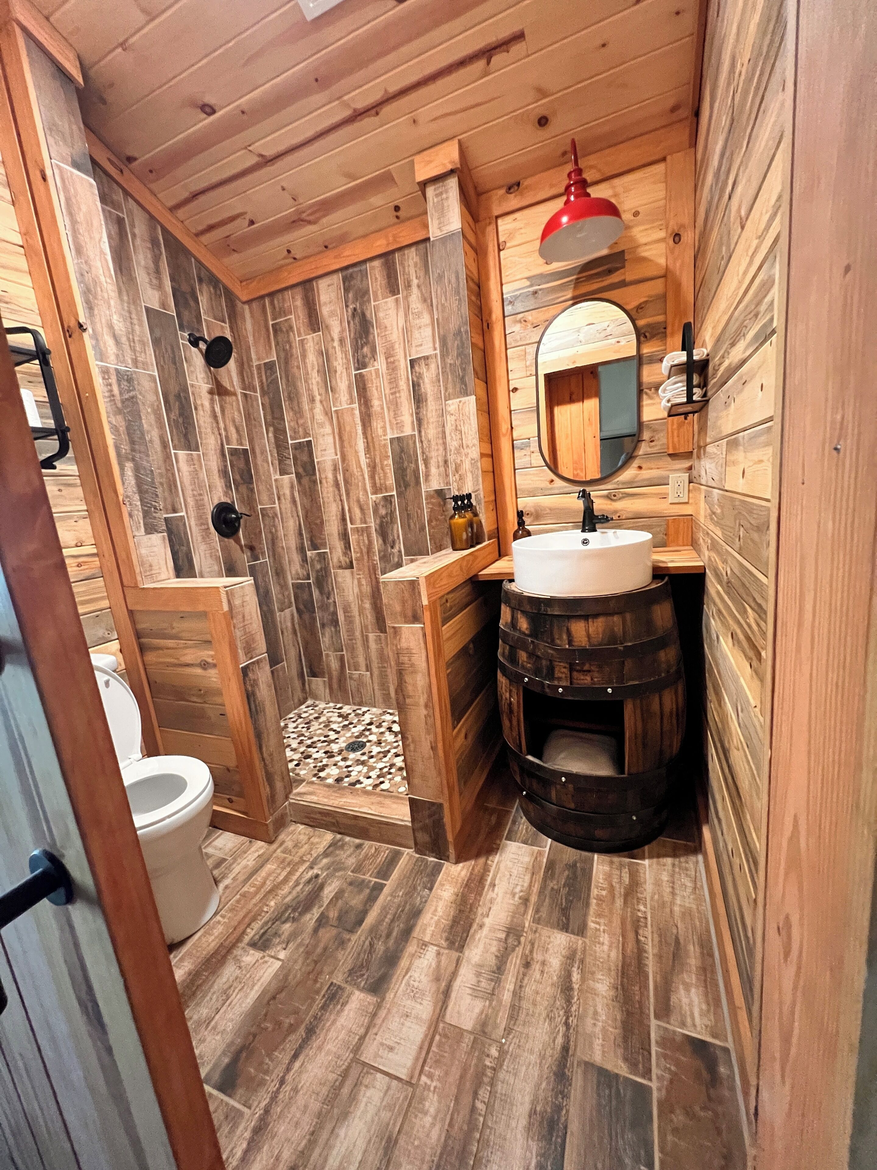 Douche, sèche-cheveux, serviettes fournies, savon