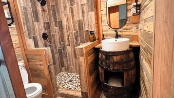 Douche, sèche-cheveux, serviettes fournies, savon