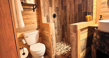 Sunset Hillside Cabin on Horse Farm -Pet Friendly E