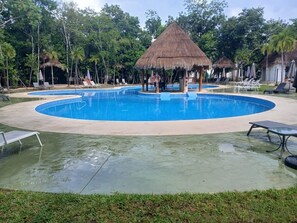 Una piscina al aire libre, una piscina climatizada