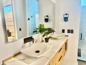 Dusche, Haartrockner, Toilettenpapier
