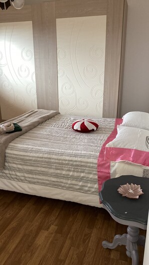 3 bedrooms, bed sheets