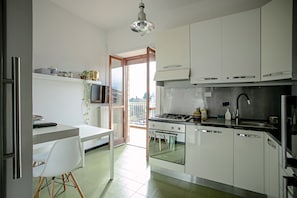 Micro-ondes, four, plaque de cuisson