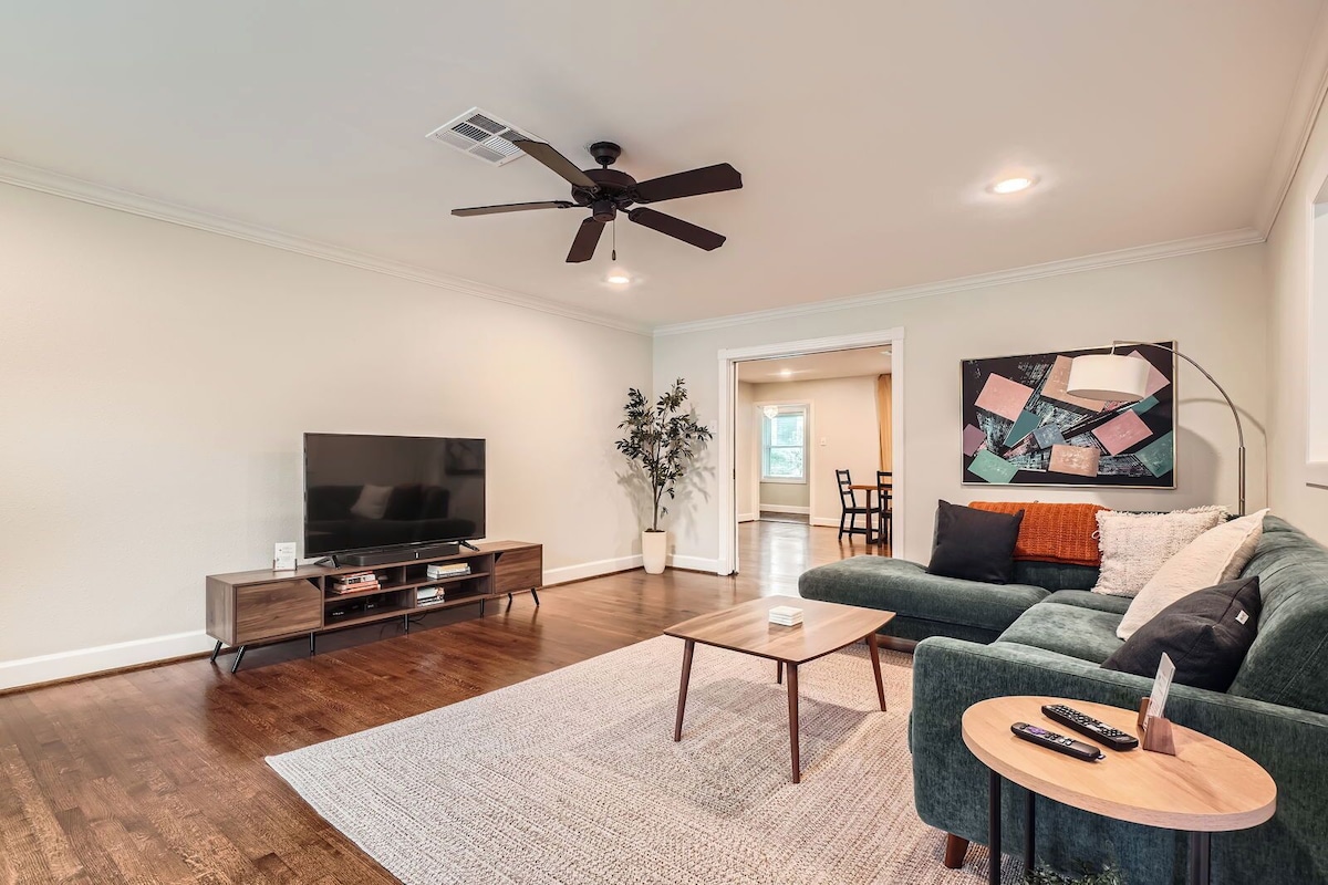 Photo 16 of Family-Friendly Home in Braeswood - Prime Location