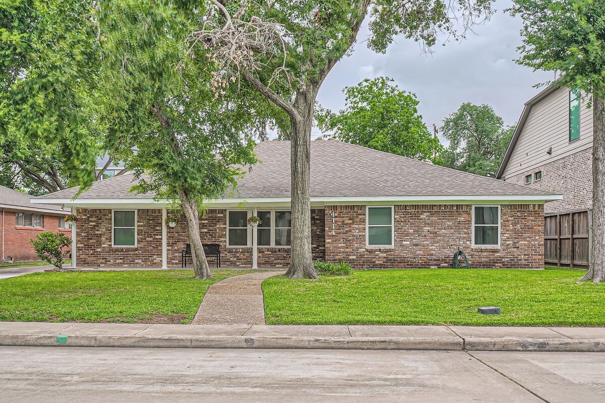 Photo 14 of Family-Friendly Home in Braeswood - Prime Location
