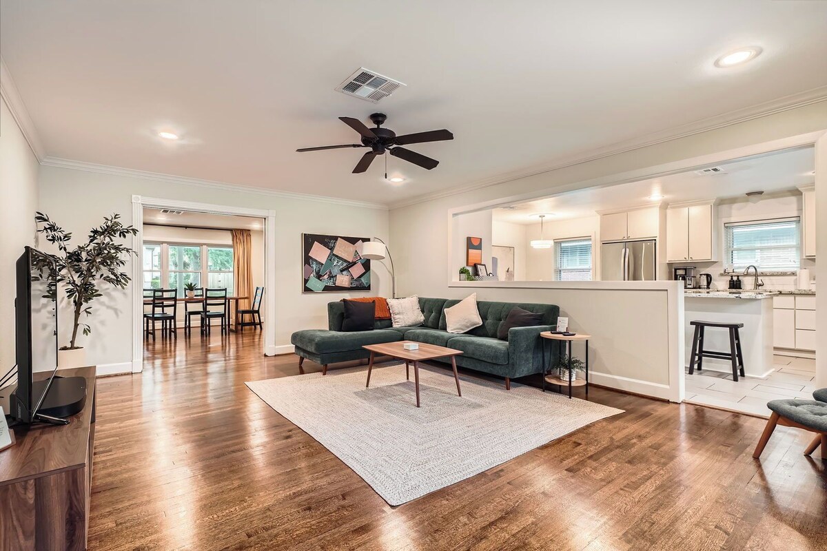 Photo 17 of Family-Friendly Home in Braeswood - Prime Location