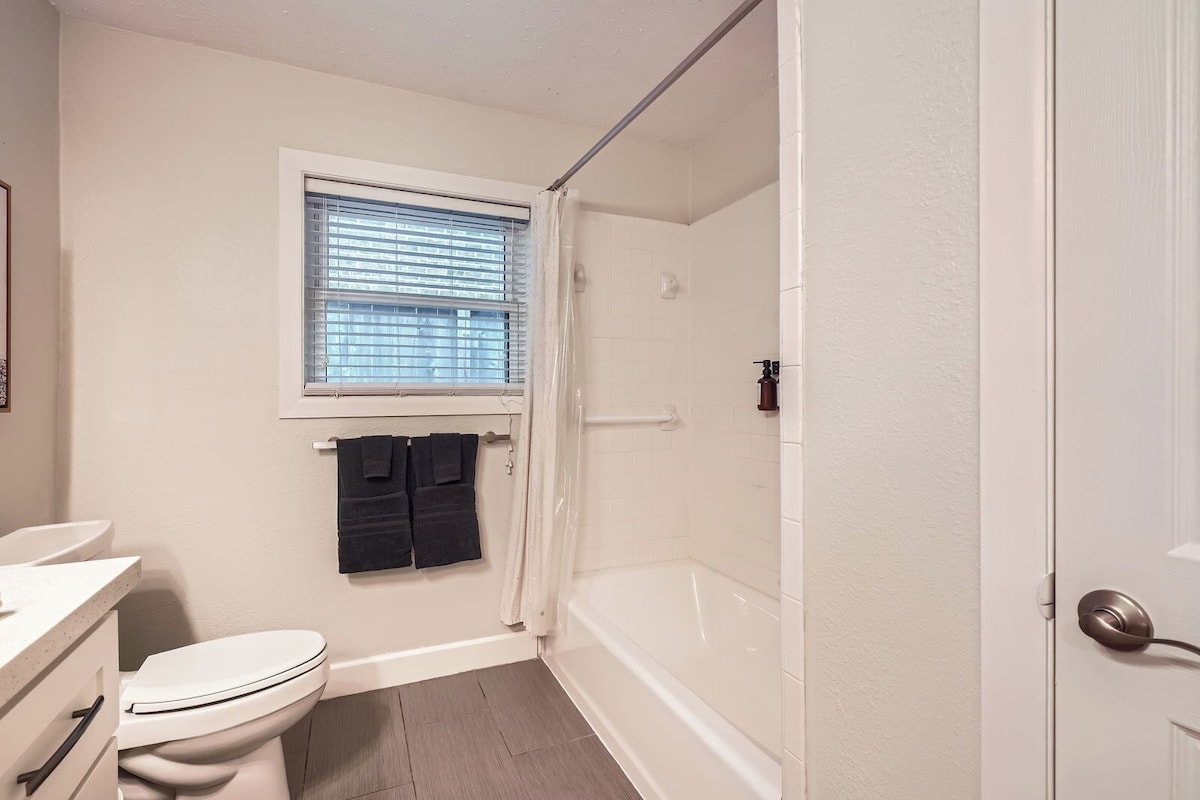 Photo 7 of Family-Friendly Home in Braeswood - Prime Location