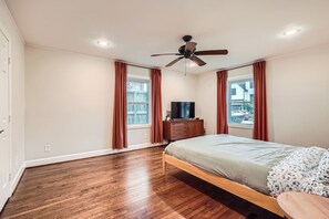 3 slaapkamers, een strijkplank/strijkijzer, wifi, beddengoed