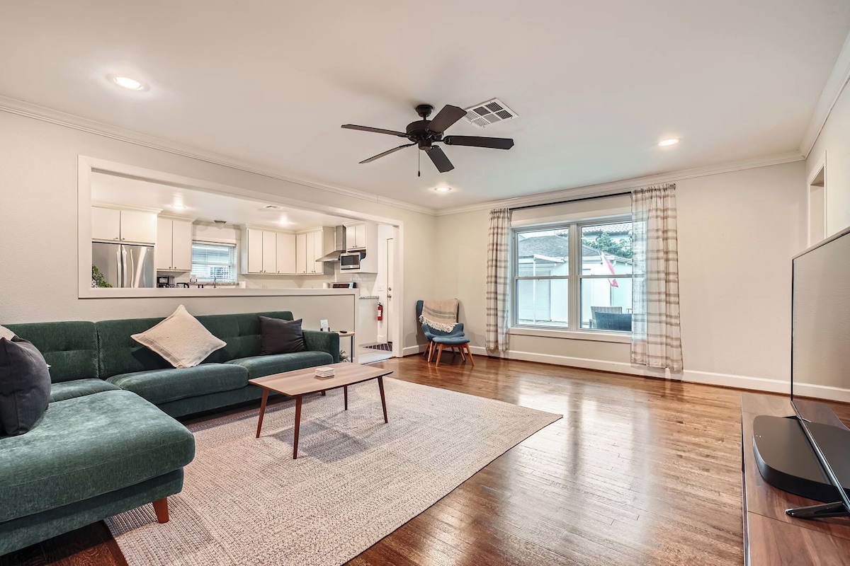 Photo 18 of Family-Friendly Home in Braeswood - Prime Location