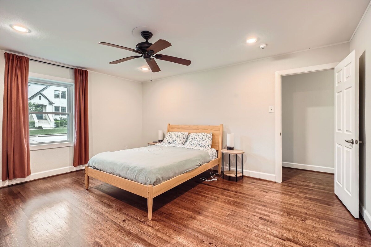 Photo 10 of Family-Friendly Home in Braeswood - Prime Location