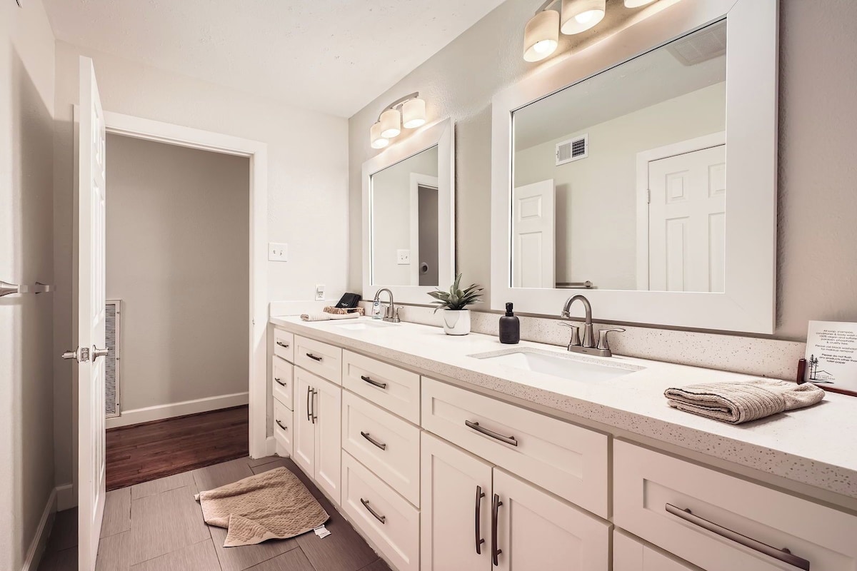 Photo 8 of Family-Friendly Home in Braeswood - Prime Location