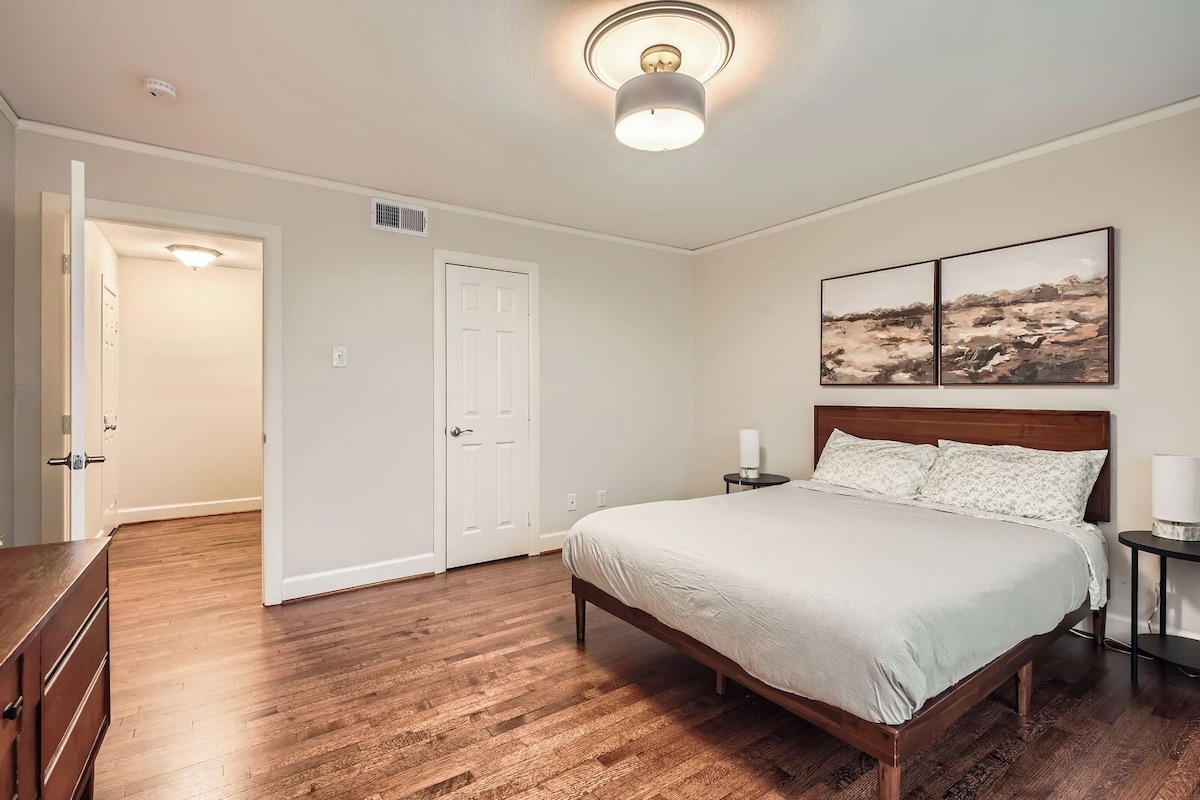 Photo 6 of Family-Friendly Home in Braeswood - Prime Location