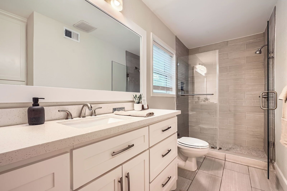 Photo 3 of Family-Friendly Home in Braeswood - Prime Location